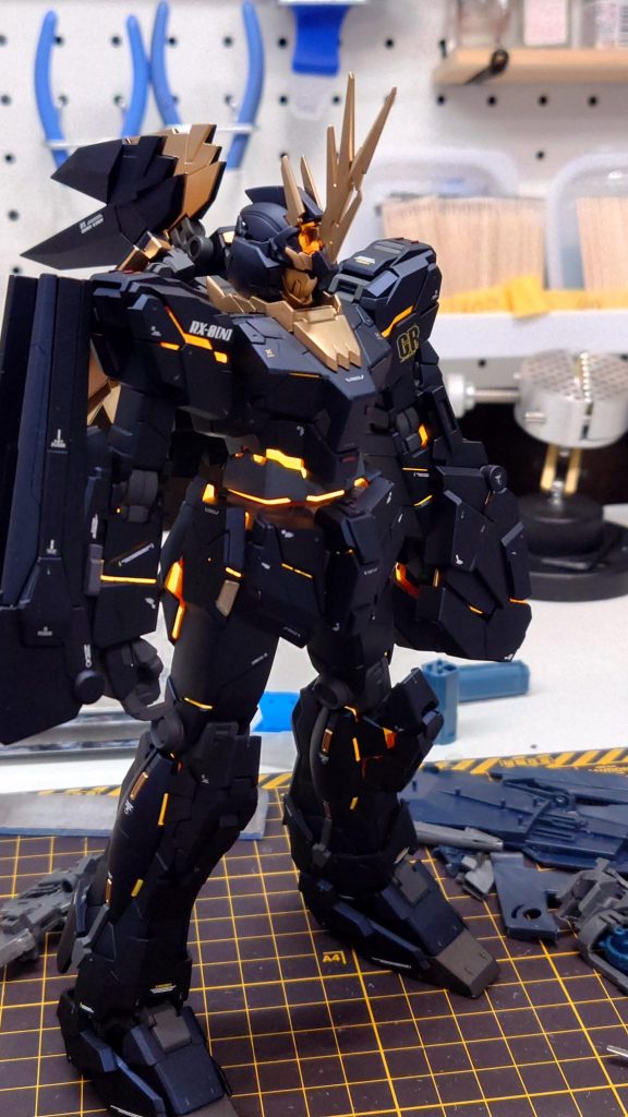 サイコフレームは蛍光オレンジで塗装してるのでブラックライトで発光します。