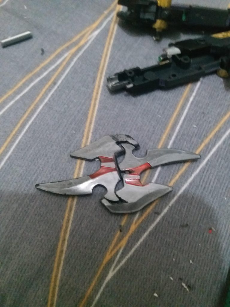 刀刃有槽位可以裝返大炮尾，仲可以合成手里劍