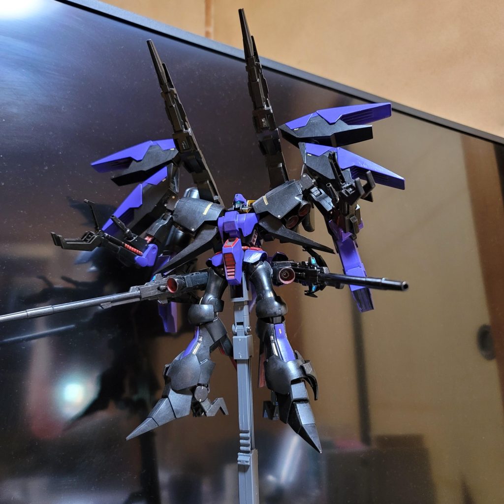 スタンド買ってきてフルバーストの写真。写真撮る技術とセンスも必要ですね~(笑)これからも気付いたら追加で改造と塗装をしていこうと思います。ビルドファイターズの主人公達みたいに一緒に成長していきたい作品です(笑)