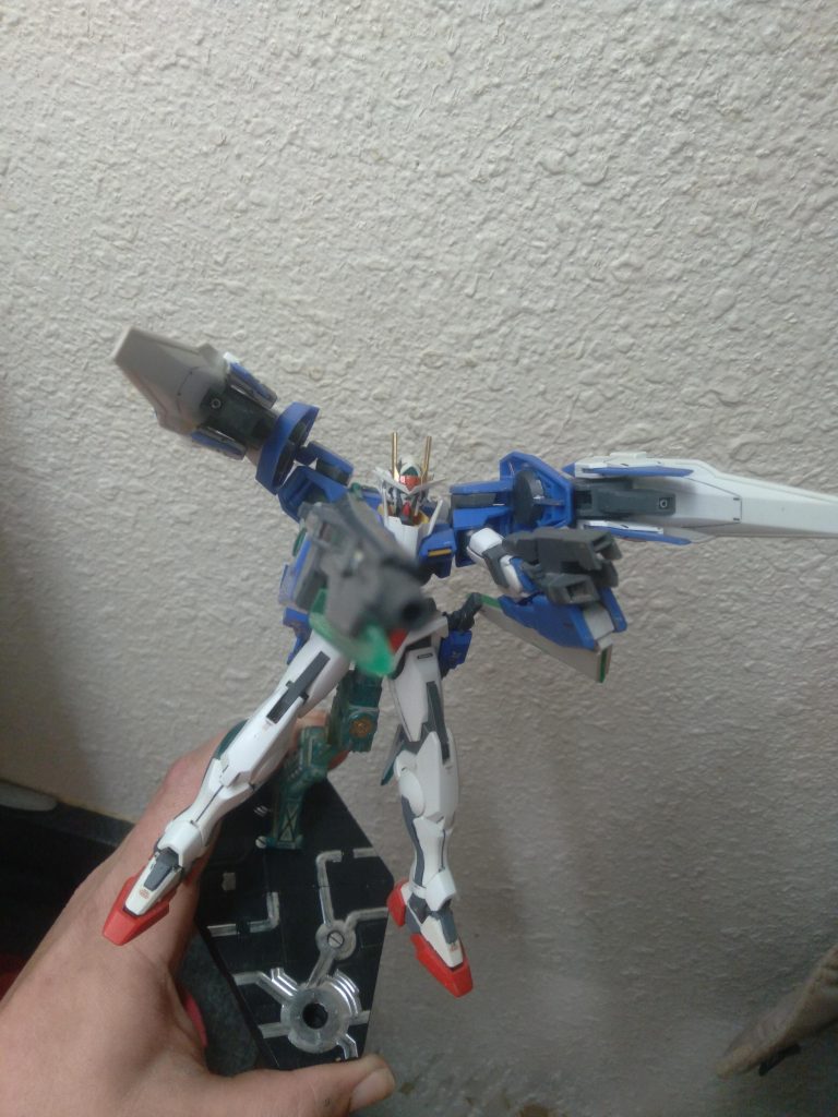 It was equipped with an all new GN sword blaster. The sword blaster is a powerful long range beam rifle. Fitted with extra handles on each side meant that accurate shots could be taken while holding the weapon steady. One of the more powerful weapons of the gnhw pack.