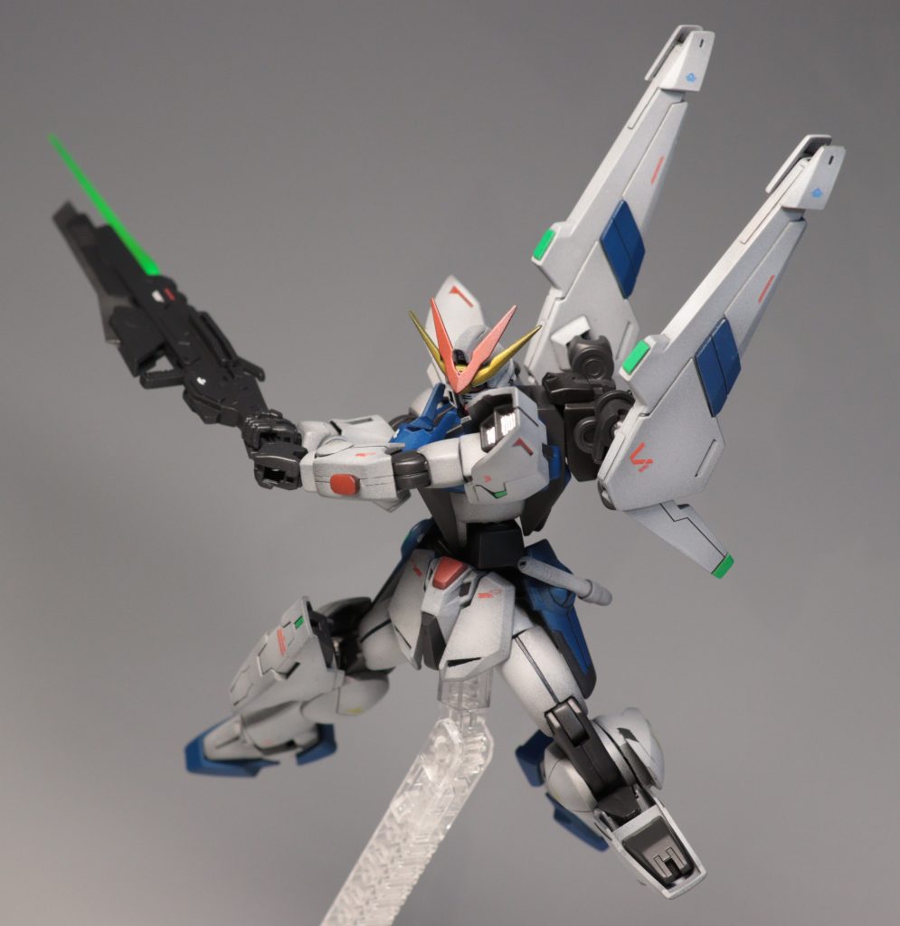 ソードライフルは後方にグリップがあり、引き出すことで剣のように持たせること出来ます。