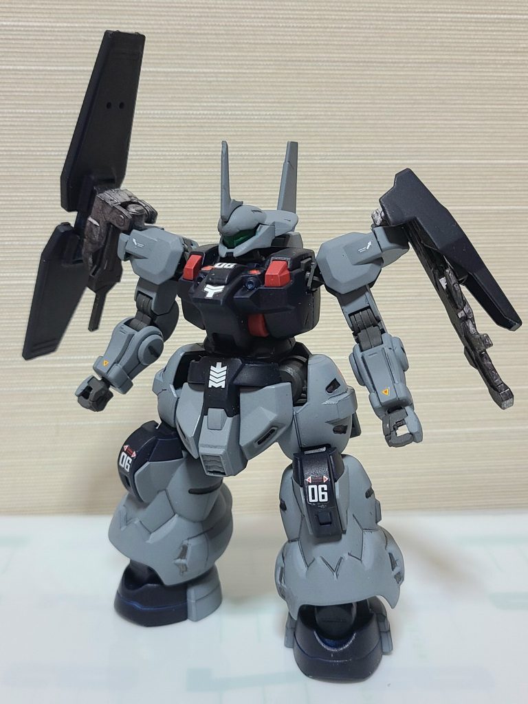 まずは正面よりノーマルのディランザをベースに舞鶴海軍工廠グレイとダークブルーで塗装しました。赤い部分はサザビーレッドを使用。デカールはジオン軍用のものを貼っています。