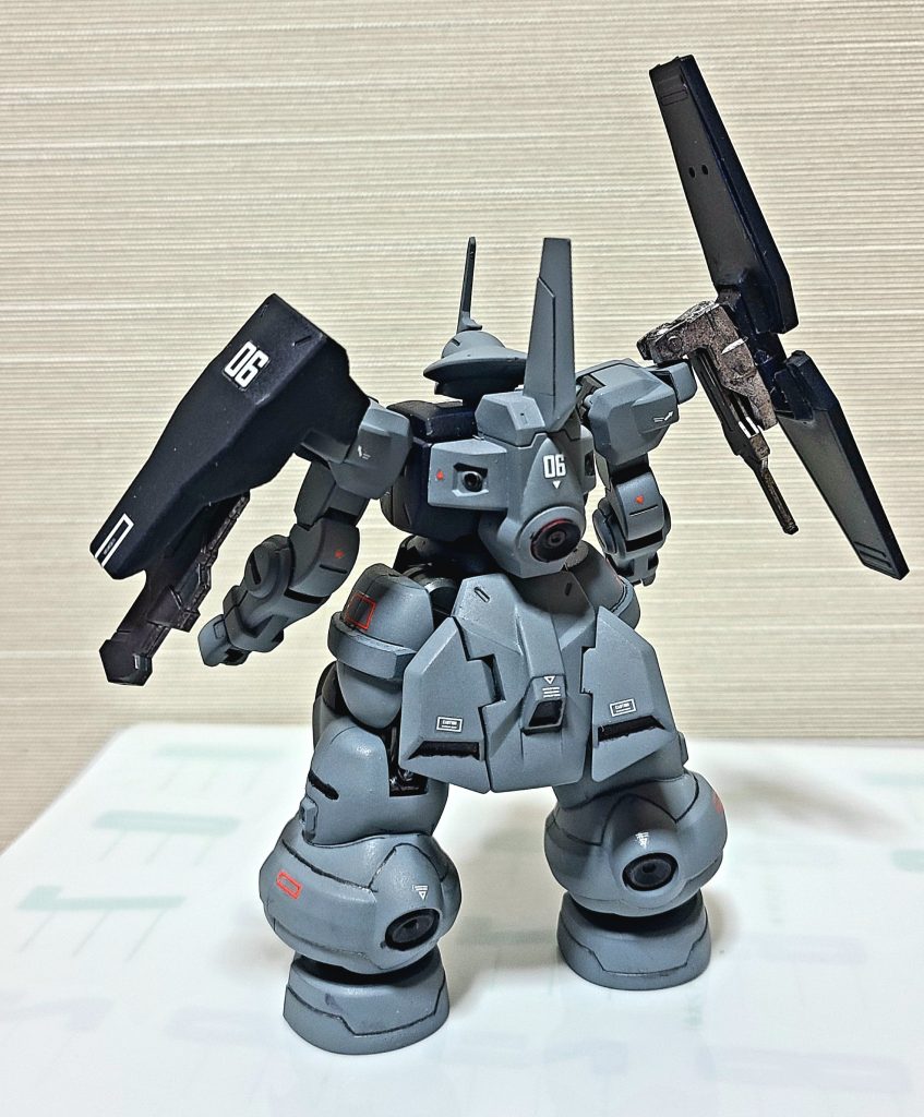 バックショットからスラスターはガンダムマーカーのガンメタリックを使用しています。