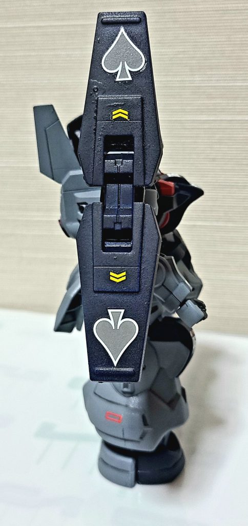 右からの一枚。ちなみにこちらのシールドはマラサイの物を加工・接着しました。余談ですがマラサイとディランザはちょっと似てるなと思います。