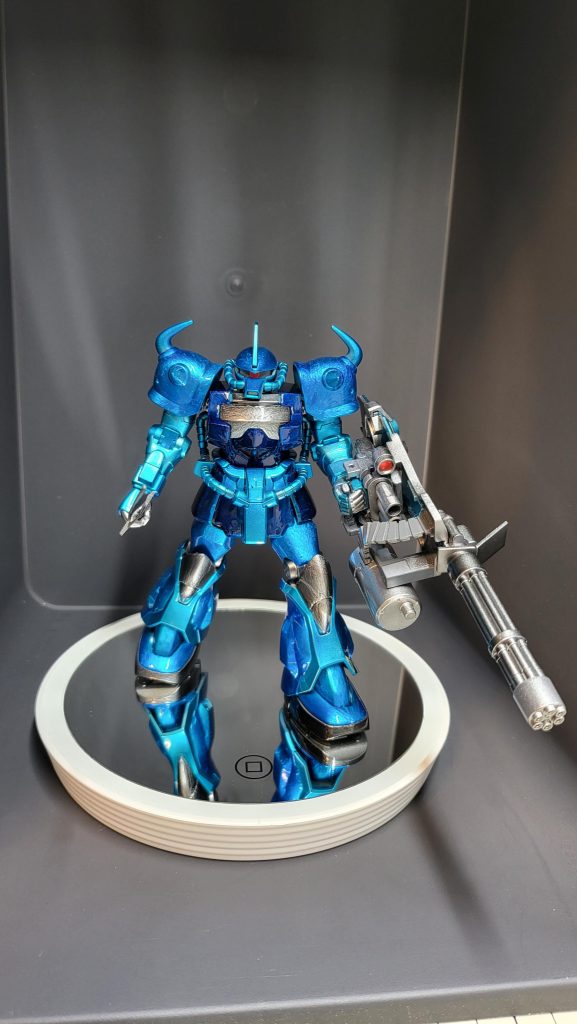 車のグラインダータトゥーは地金に無数の波模様を刻み、クリアーでコートした後、カラークリアーで塗装しますが、今回はプラの表面をリューターで模様を付け、シルバーで塗装し、クリアーで上塗りして青い部分はクリアブルーでトップコートしました。