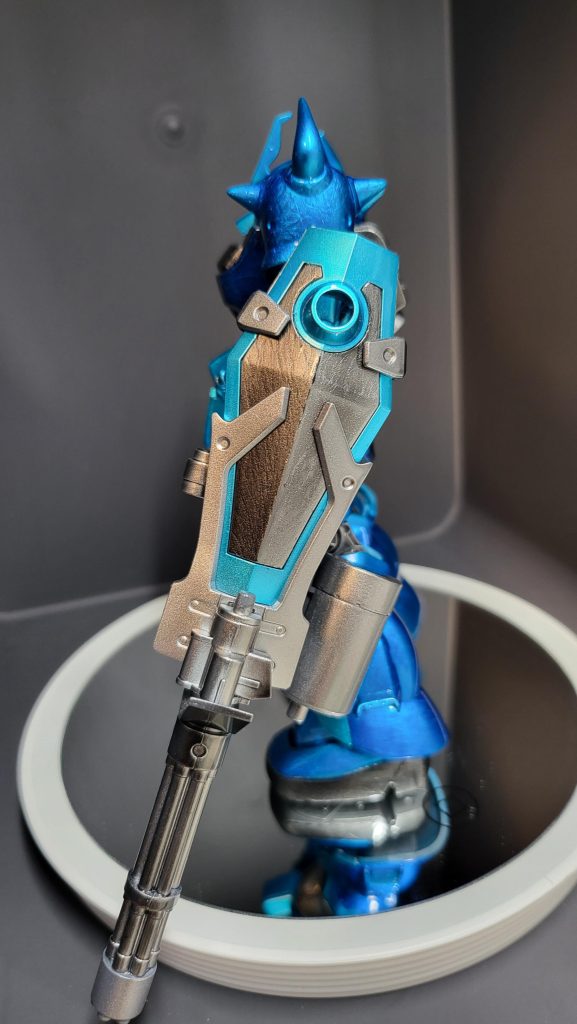 シールドは黒の部分だけグラインダータトゥー風塗装です。残念な事にこの写真を撮影するまでシールドのパーツを紛失していることに気がつきませんでした。