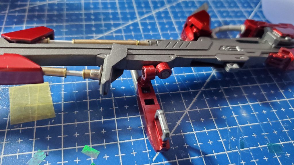 大型のバスターランチャーの補助グリップと小型ビームランチャーなんでかなり大きいものをつけました。ですが、取り回しが悪かった為に三ヶ所で回転するようにして取り回しをよくしています。