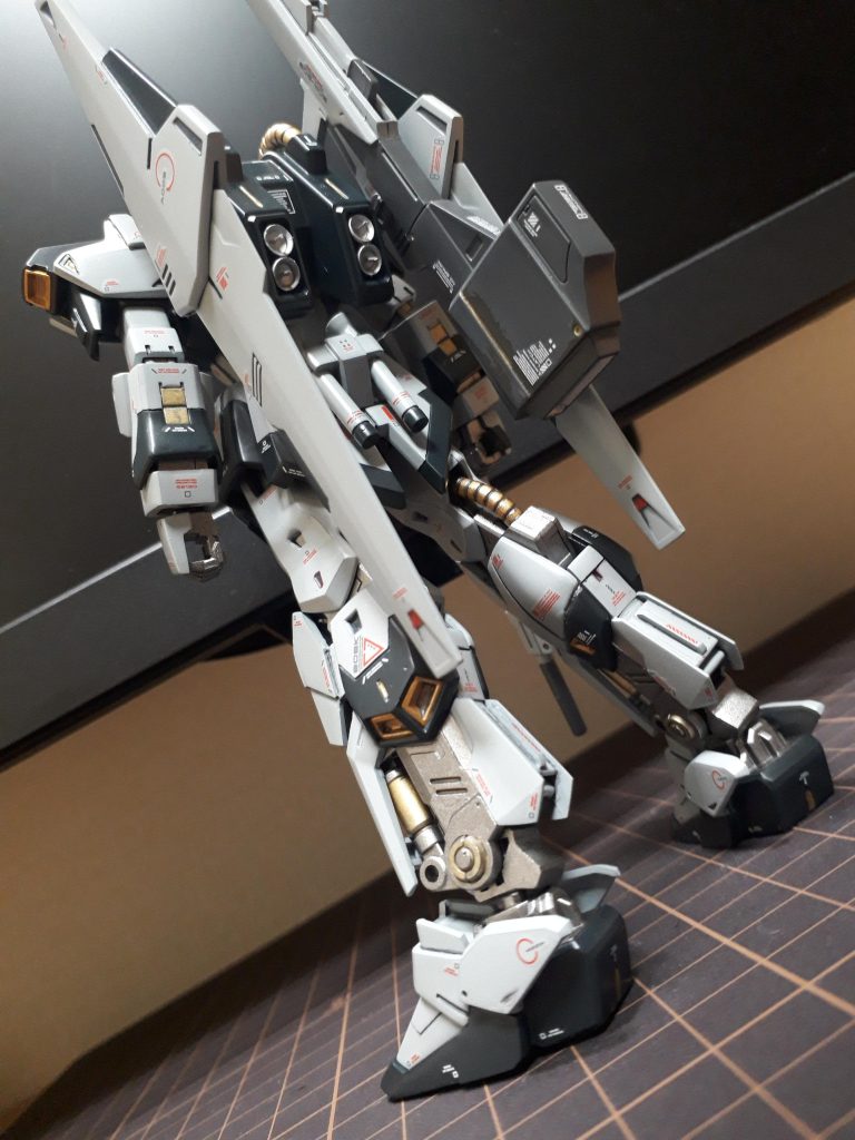 バズーカのゴールドのライン周辺には、エナメル塗料(ゴールドリーフ)との戦いの跡が、、、。ちなみに他にもゴールドリーフにやられてごまかしている箇所がたっぷりw