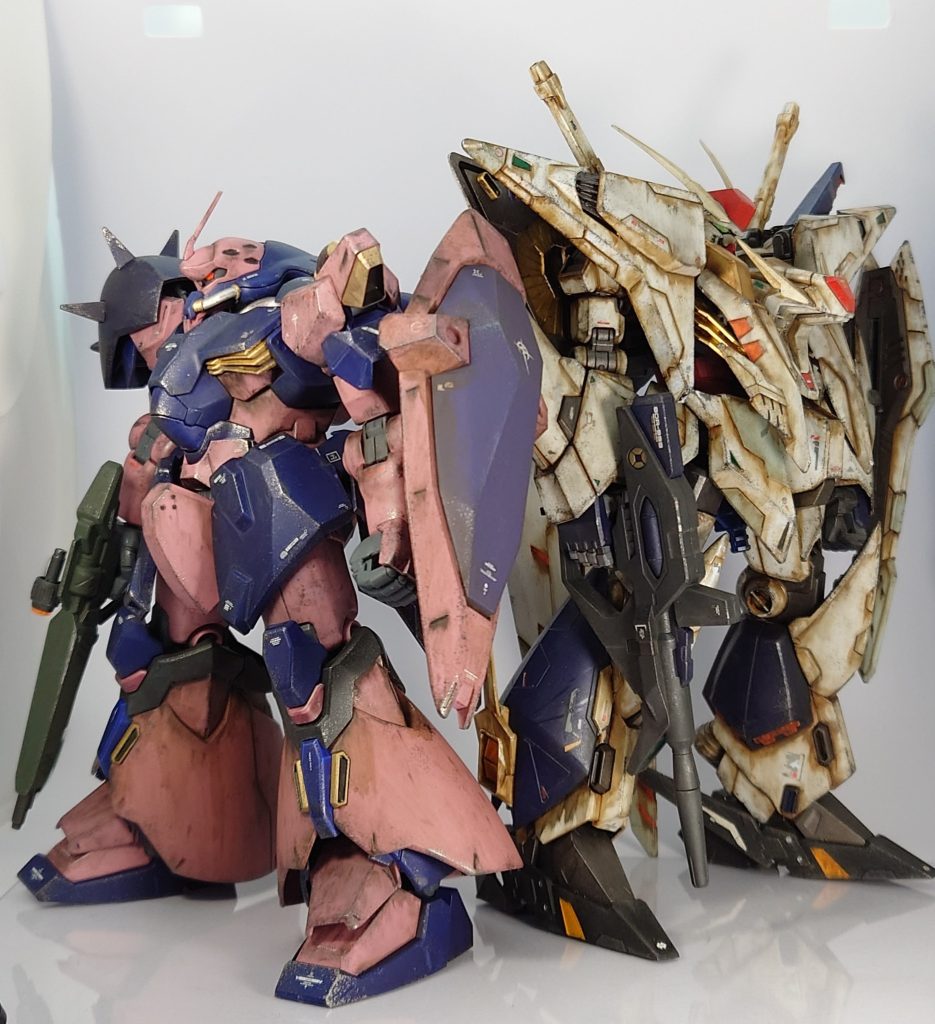 過去作のクスィーと。メッサーはHGとしてはかなり大柄ですがさすがにクスィーと並ぶと少し小さいですね。撮影ボックスがパンパンですw