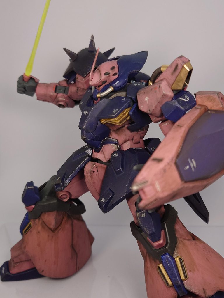 昨年後半から水性の魔女で綺麗目仕上げばかりだったので、今回は量産機ということもあってウェザリングを強めにかけました。ウェザリングカラーのウォッシング、リアルタッチマーカー、チッピング中心です。