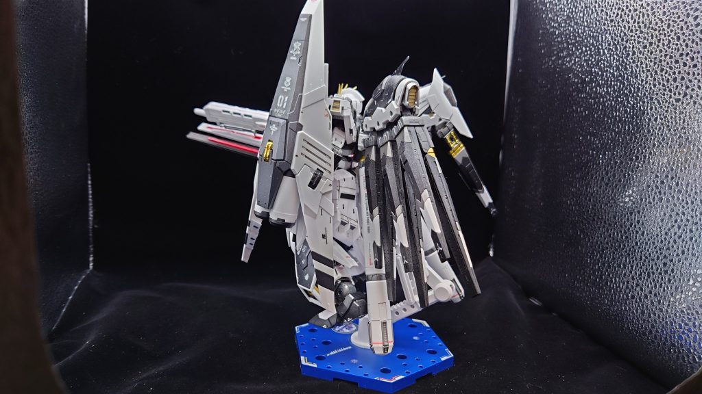 バックパックに隠れがちで見えにくいリアスカート、こちらもHi-νの物に変更でも良かったかもしれません。