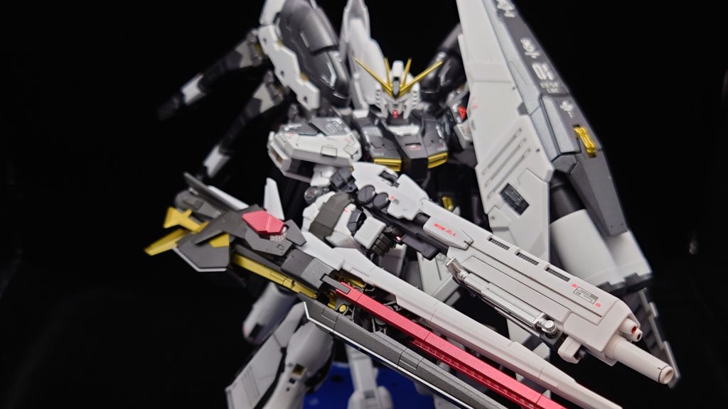 重量級の武装を装備をしても垂れる様子の無い腕部の丈夫さには脱帽です。