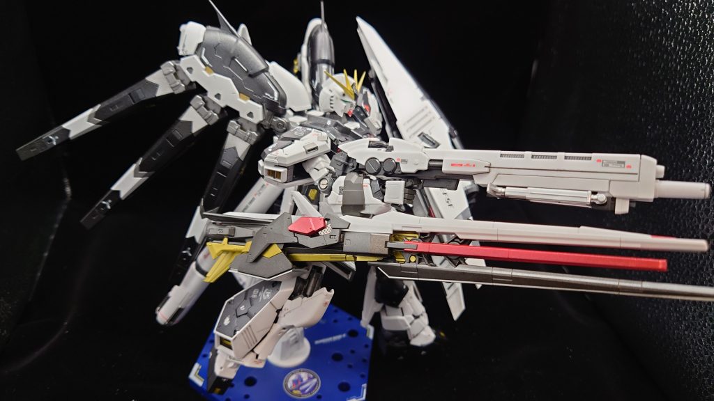 強力なビーム兵器を二種装備、きっとツインサテライトキャノンみたいにビームが合体するに違いない。