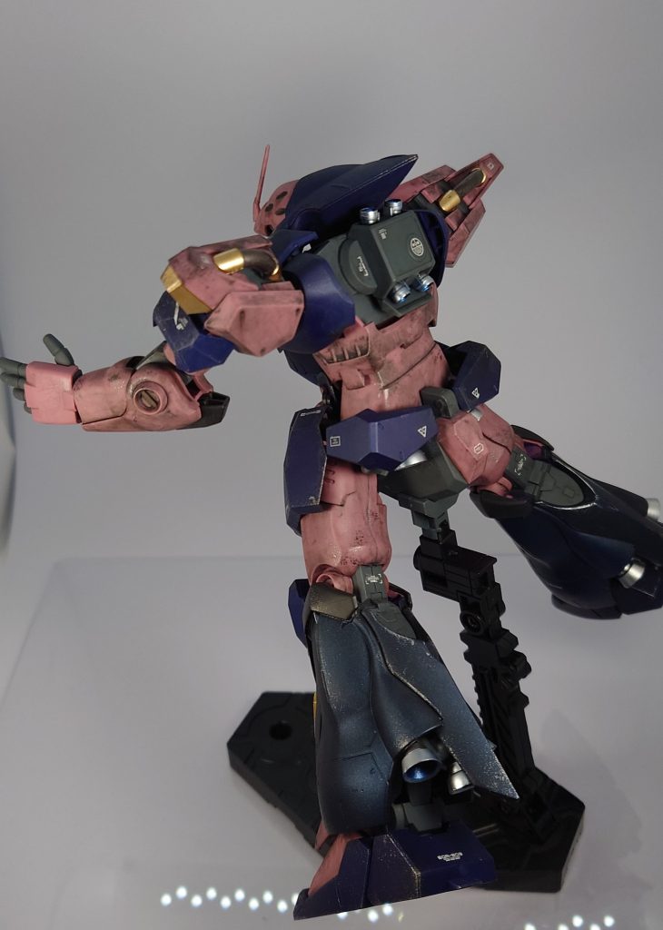 空中受領をイメージ。バーニアはメタリックシルバーに塗装後、リアルタッチマーカーのブルーとウェザリングマスターの青焼けです。