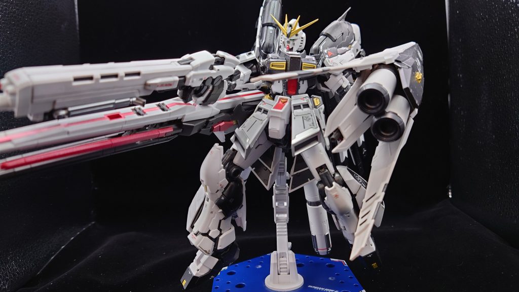 元々スマートなνガンダムを主体として制作したので、HWSの胸部装甲は付けるとガッシリした体型になるので不採用。フロントスカートも長方形の武骨な物は好みではないのでHi-νの物に変えてサイズアップ。