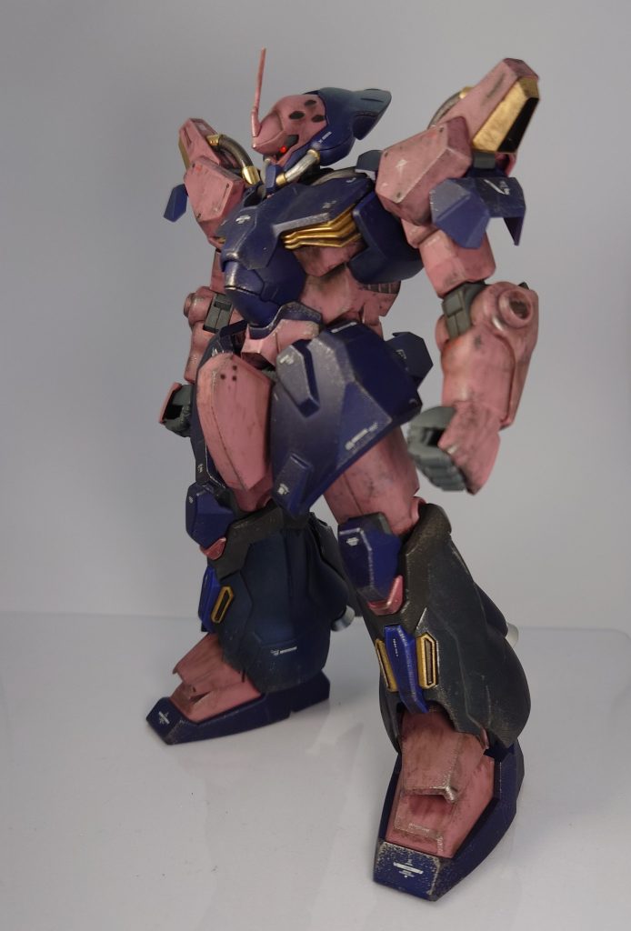 ネイキッド仕様に変更。右肩の差し替え、バックパックと腰後ろ外装の簡素化、膝下パーツの差し替えです。ググッとスマートになります。