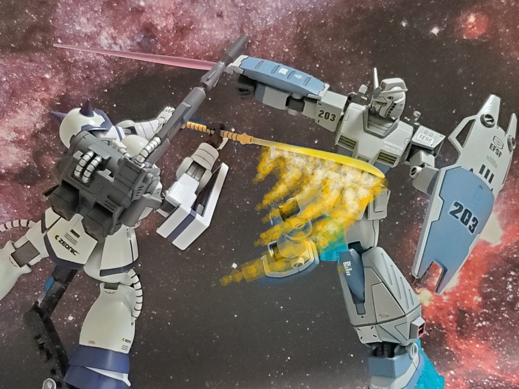 ビームサーベルでザクを捉えようとするも、回避され逆に懐に入り込まれる~💦そして、ザクのビームナギナタが胴体、コクピット部分に迫る~😱💦もはや絶体絶命…👼