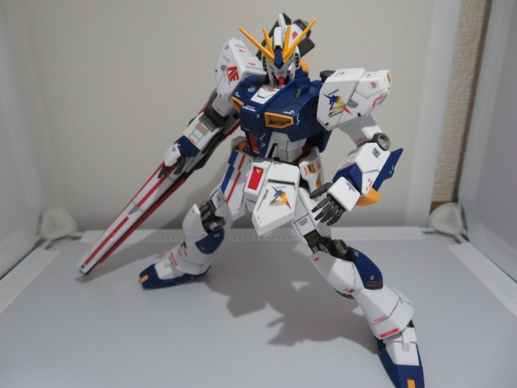 ロングレンジフィンファンネルを右腕に装備。といっても、右肩関節のボールジョイントが緩くなっていて、勝手に垂れ下がってしまうので、こんなポージングしか出来ませんでした(;´д`)エントリーグレードの宿命ですね…。