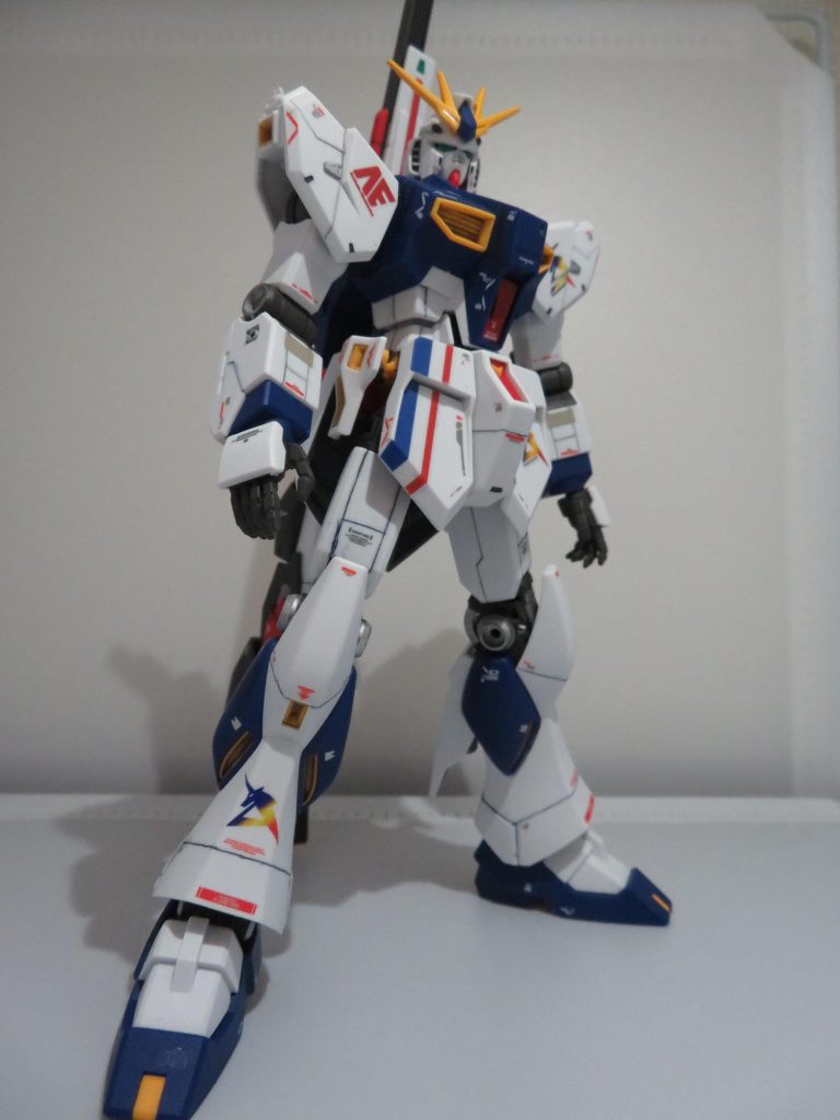 下から見上げると、福岡のららぽーとで実物大νガンダムを見ているような気になります。