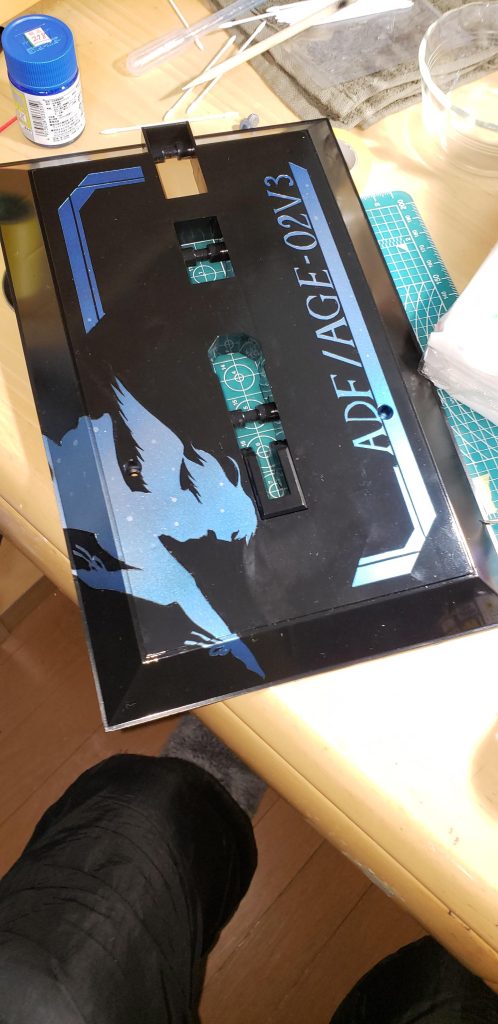 最後は専用台座の制作ですね。正直、このガンプラ制作で1番気に入っていますwせっかくだからメタルROBOT魂みたいな台座が良かったので光沢ブラックで塗装後に機体名と、いい感じのライン、天使と戦女神を混ぜたようなオリジナルのキャラクターの形状のマスキングをして塗装しました。あと細かいですが、銀河をイメージしてアイスシルバーでグラデーションをかけて、星をイメージしてシルバーとメタリックブルーを4:1ぐらいで混ぜたもので星っぽいものを描きました。これ本当に気に入ってます!  めちゃめちゃ綺麗にできてすごく満足です!w