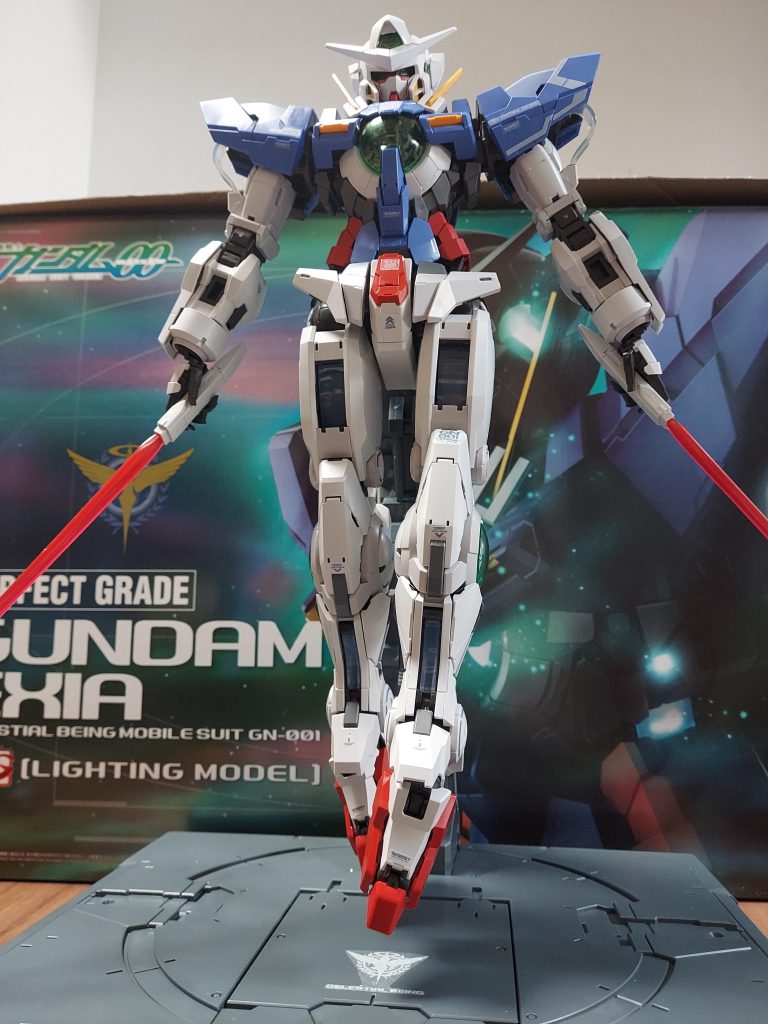 有名ポーズでもビームサーベル長すぎて枠内に収まりません( ̄▽ ̄;)