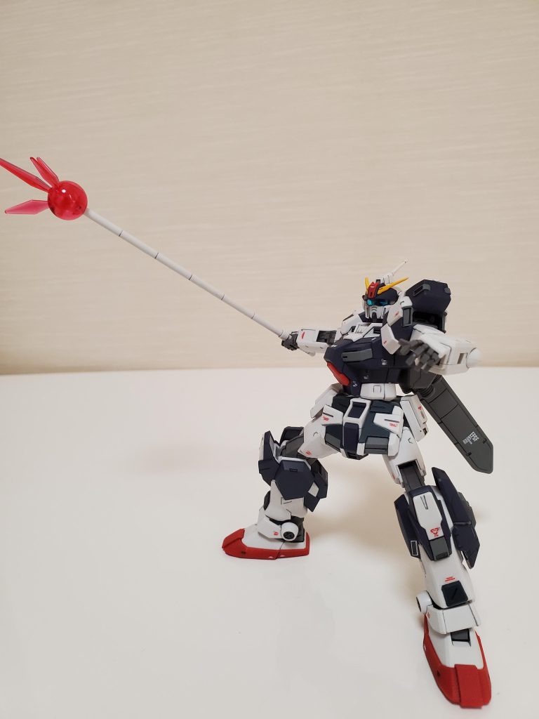 ジャベリン装備!ジャベリン付属は良いですね。他のガンダムにも使えます。後、製作中に右側アンテナをポッキリやらかしました(完成までに直して折るを4回ほど繰り返しました)。