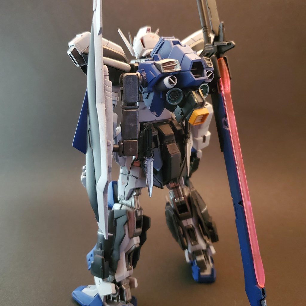 バックパックに大型ビームサーベル腰にはアーマーシュナイダーをネオジム磁石で取り外し可能に。