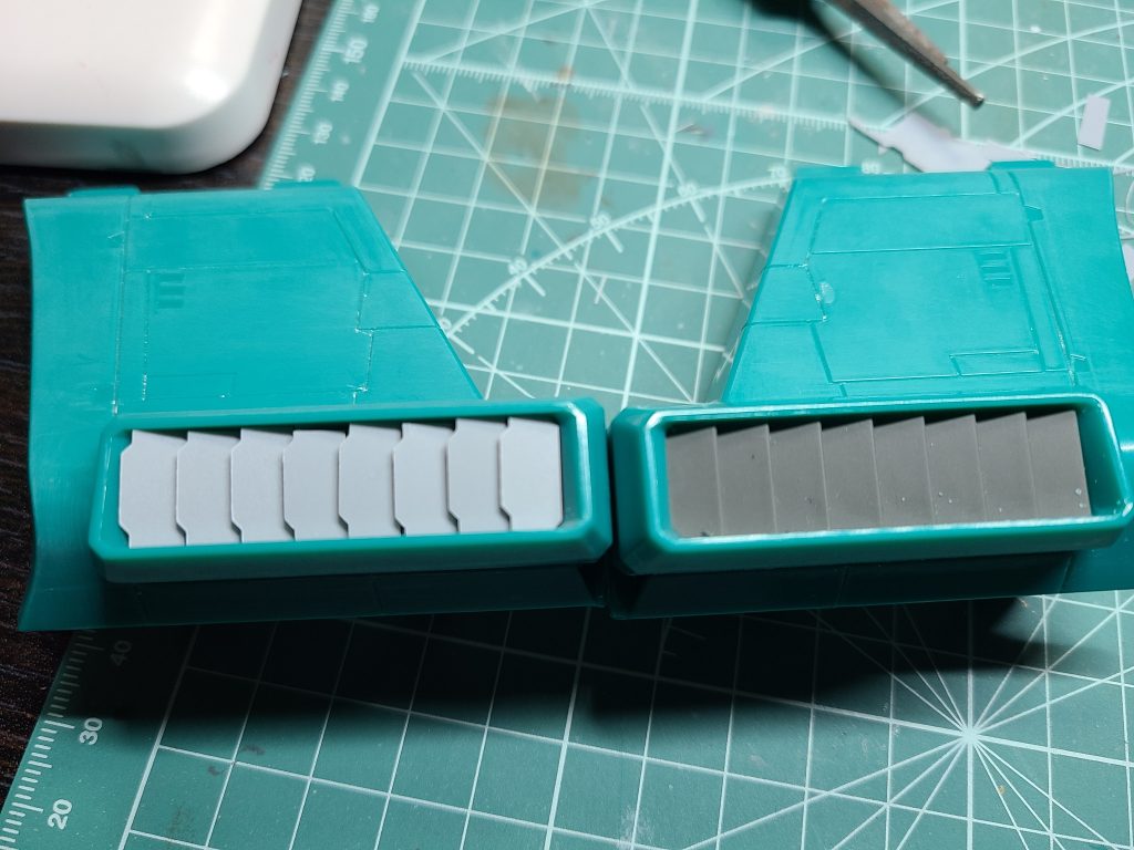 完成するとほとんど見えませんが横のフィンもディテールアップしました。