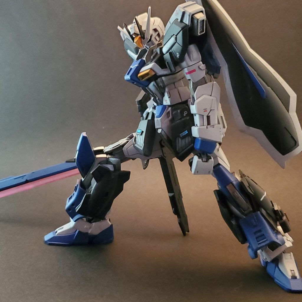 すねアーマーもネオジム磁石で何となく可動するのでちょっと無理なポーズにも対応してくれます