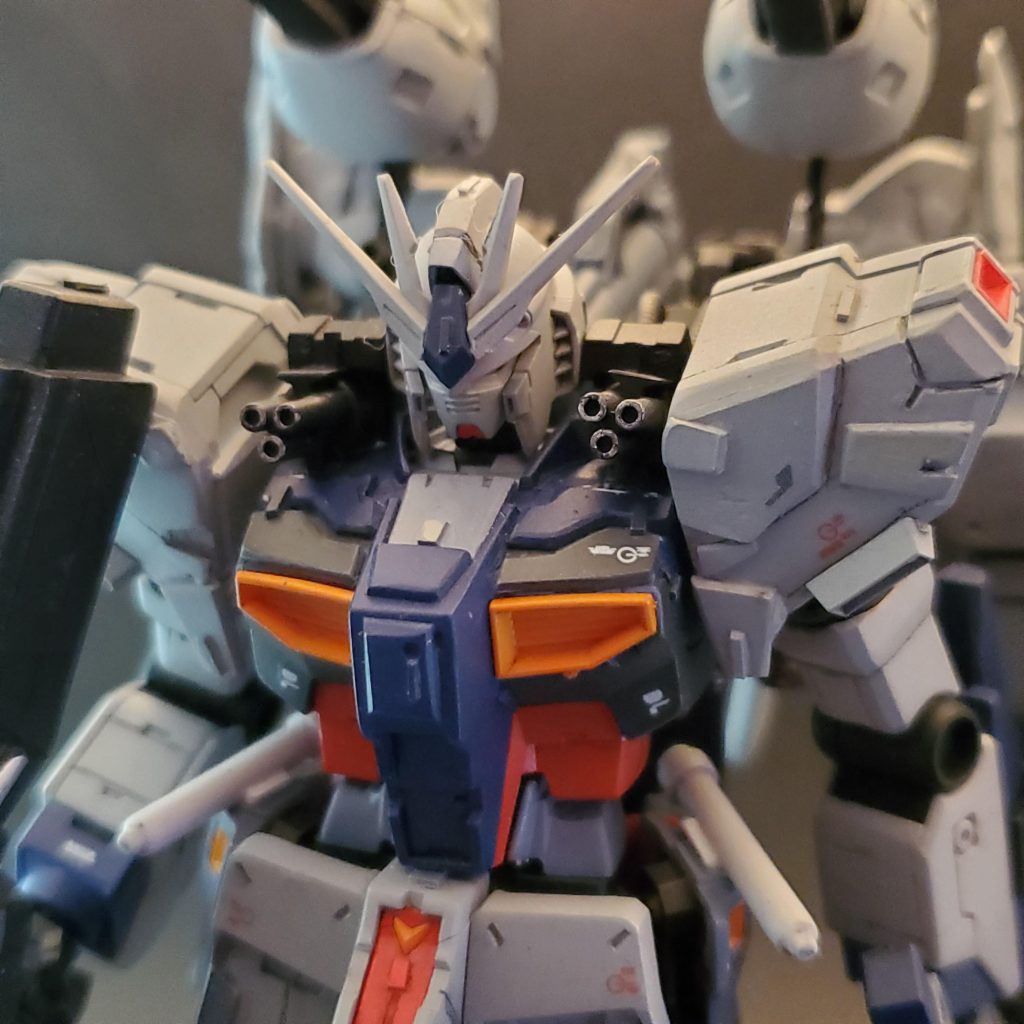 各所にプラ板で厚みを。いかり肩にしたかったので　ジョイント部を上部に加工。肩口にバルカン砲ｘ２