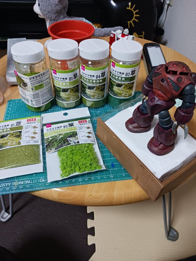 主に100円ショップで買えるもので作ってます草は四種類使ってボンド水で接着してます