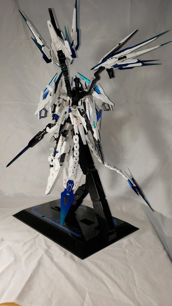 今回使用したキットは以下の通りです。・MG AGE-2マグナム x2・MG ダブルオークアンタ x2・MG ユニコーンガンダムペルフェクティビリティ・HG ユニコーンガンダム x2・HG ガンダムAGE-2 マグナムSV ver・ガンプラバトルアームアームズ本当にお金がかかりました...!ww特にMG ペルフェクティビリティに関してはスタビライザーだけが欲しかったので新品は買いたくありませんでした。しかし誰もメルカリに出してくれないので仕方なく15,000円払いましたよw単純計算すると、定価で見ても総額は30,000円超...!!! ひぇ~...私はなかなか定価で買えない地域に住んでるので多分40,000円ぐらい飛んでると思います。しかもデカールを新しく買いまくったりしたので、この機体を制作するにあたって、総額60,000ぐらいいってると思います。学生の私には、お年玉がなければとても作れませんでした...wwあと、一応変形できるんですが、あまりにも難しすぎて(主に保持力)諦めたので写真は乗せてません。元々MGのAGE-2の変形機構って結構保持力がないのですぐ解けちゃうんです。許してください。