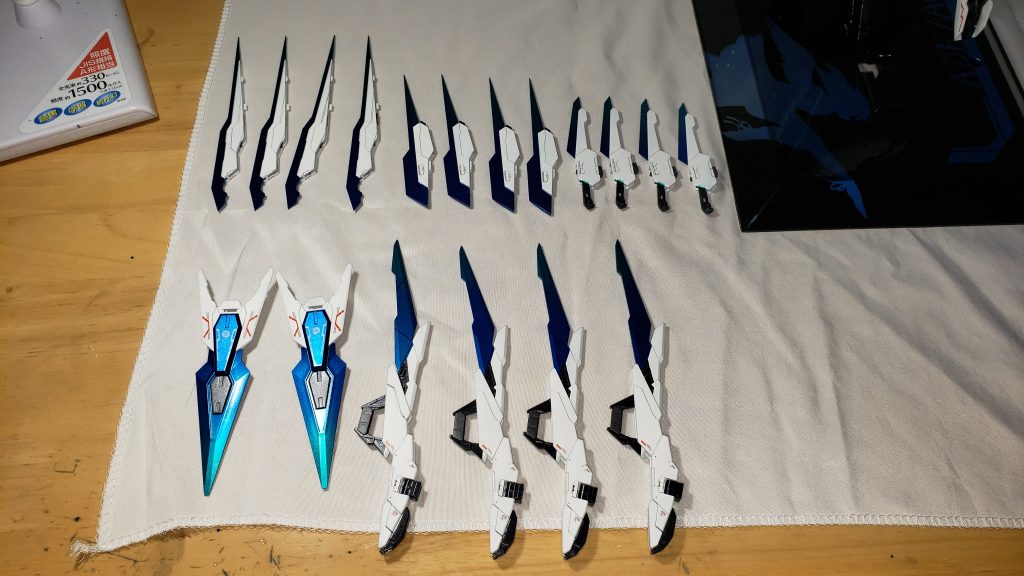 ソードファンネル(上段)ADF/AGE-02V2のソードビットを改良したもので、これまでと同様攻撃特化でありながら、大中小のビットが並ぶことで数秒だけビームシールドを展開できる。これは数が多いほど広い範囲を防御できる。ちなみにエフェクトパーツは材料と技術がなくて作れなかった(((シールドファンネル/ブレードファンネル(下段)ADF/AGE-02Vのシールドと、ADF/AGE-02V2のブレードファンネルをベースにビーム砲を組み込んだファンネルである。シールドファンネルには裏面に拡散ビーム砲、ブレードファンネルには、展開した際にブレードと逆の方向に付いている(写真では銃口が下を向いている)。 これらもシールドとして使うことが可能で、あらゆる猛攻撃にも対応可能である。また、新たにAPS(Active Protection System)機能が搭載されていて、ソードファンネルとシールドファンネル、ブレードファンネルを自機を中心に円状に展開させ、一時的にエネルギーを放つことであらゆる攻撃を無効化できるが、数秒程度しか展開できない。...こちらも制作できなかった。