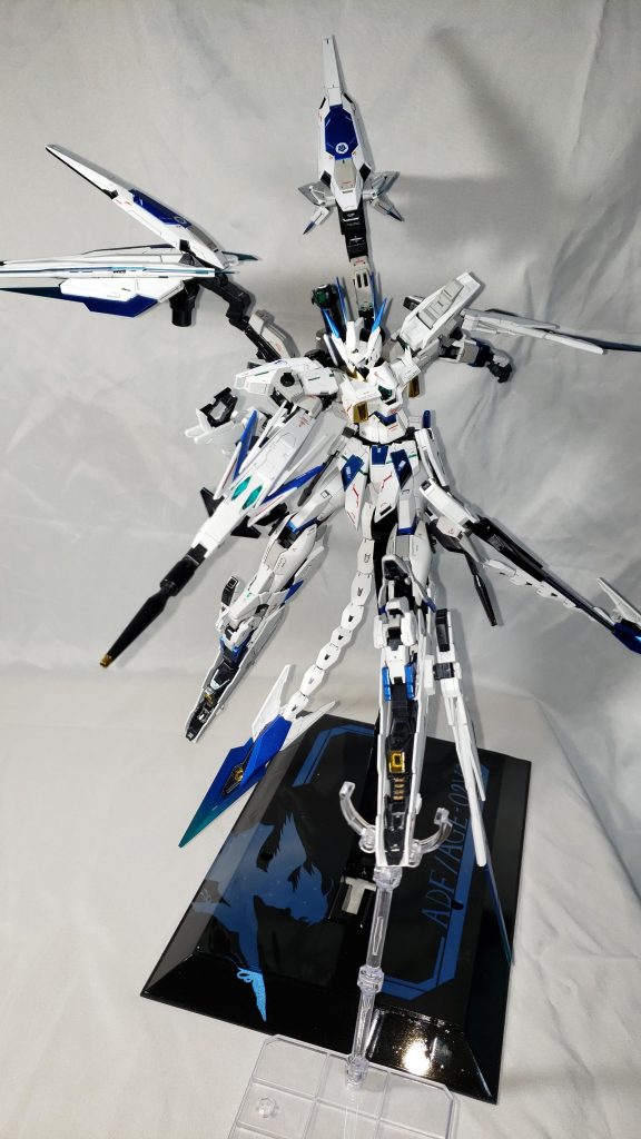 ヴァルキュリアライフルV3ADF/AGE-02V2のライフルはセレクターによってライフルモードとマシンガンモードを切り替えることが出来たが、こちらでは再びセレクター昨日は外され、改名されたマグナムモードのみとなった。こちらはライフルモードでの威力をも上回る破格の威力を実現した。その威力は直撃を免れ、少し離れていてもダメージを与えるほどであり、MSが2機ぐらい重なる程度なら容易に貫通できる。その分射程も大幅に向上し、狙撃もこなすことが可能。ADF/AGE-02V2と同様、その高エネルギーに耐えるためバレルは金色の特殊合金でできており、超高温のビームにも耐えることが出来る。