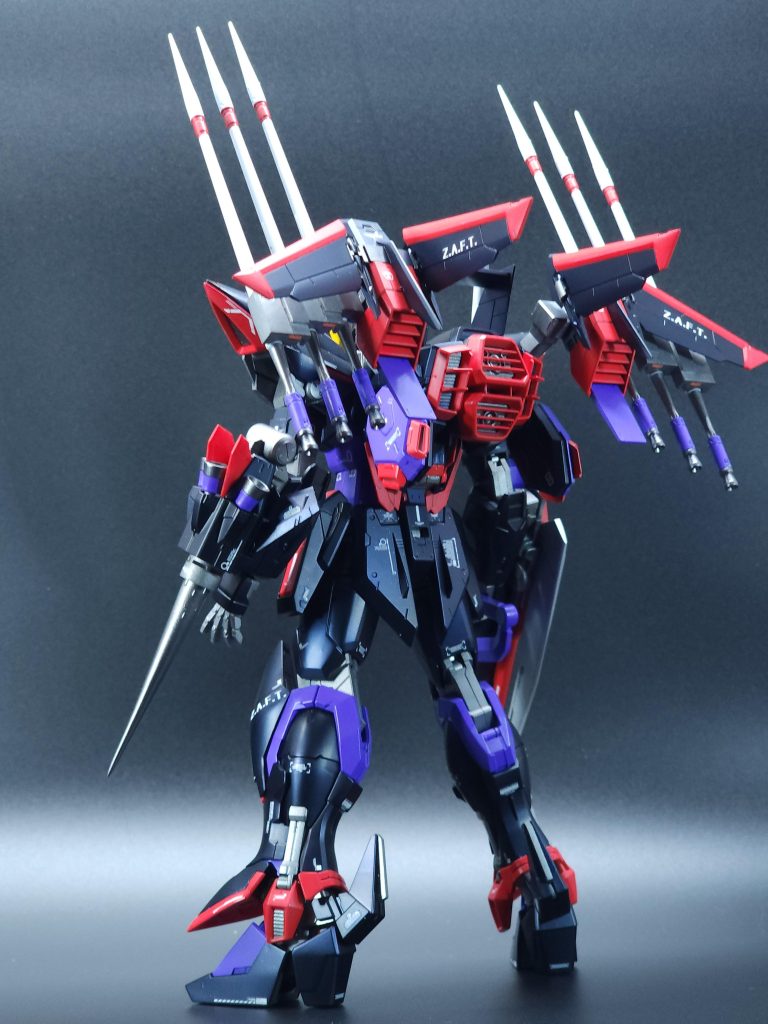 背中は下方面にごちゃつかないようにスタビライザーを廃してウィングも短くしました、アレンジを効かせるためにランサーダートを左右に三本づつ設置、