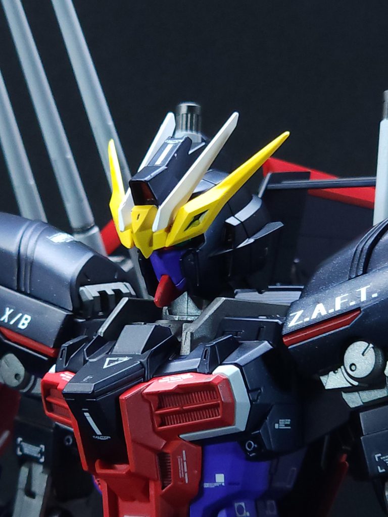 頭部アップ、顔部分はマスクのへの字スリットを消してあごを延長、ブリッツのアンテナを分割して接着してなるべくブリッツに見えるようにしました。