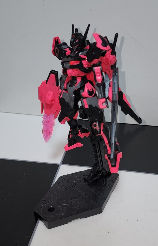 結局、グレーと蛍光レッド、ワンポイントにシルバーのスミ入れしてました、気がつけば…