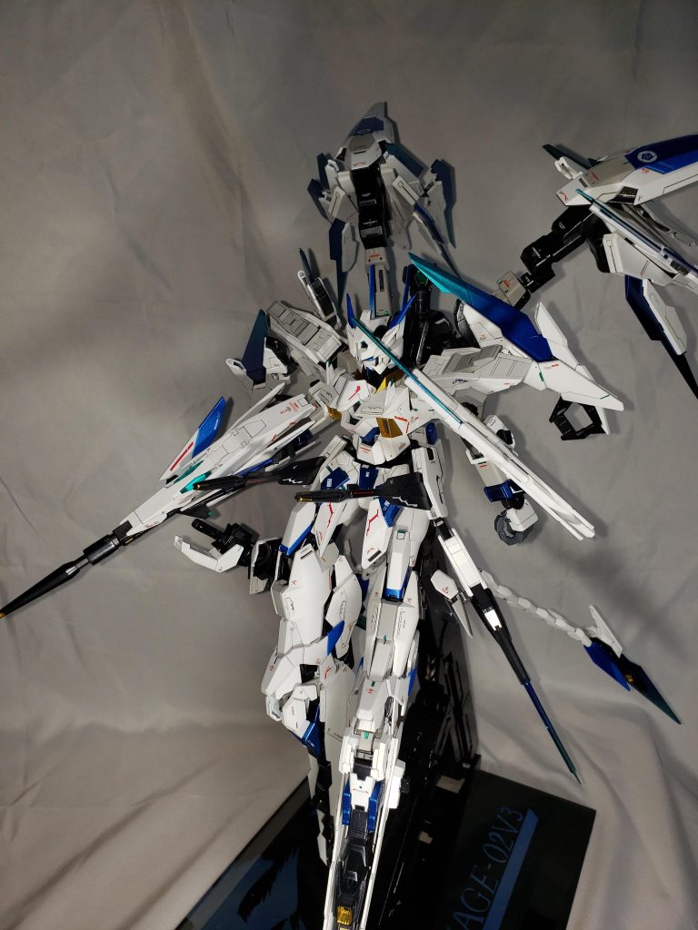 腰部ビームバルカン一般的なビームマシンガンと同じぐらいの威力と射撃速度を持つ固定兵装。汎用性が高く牽制としても、張り付かれた時にも対応することが出来るので改良されつつ装備された。ADF/AGE-02V2の時よりも銃身が延長されたため威力が向上し、それに伴って新造された。こちらもヴァルキュリアライフルV3と同様にバレルは金色の特殊合金で