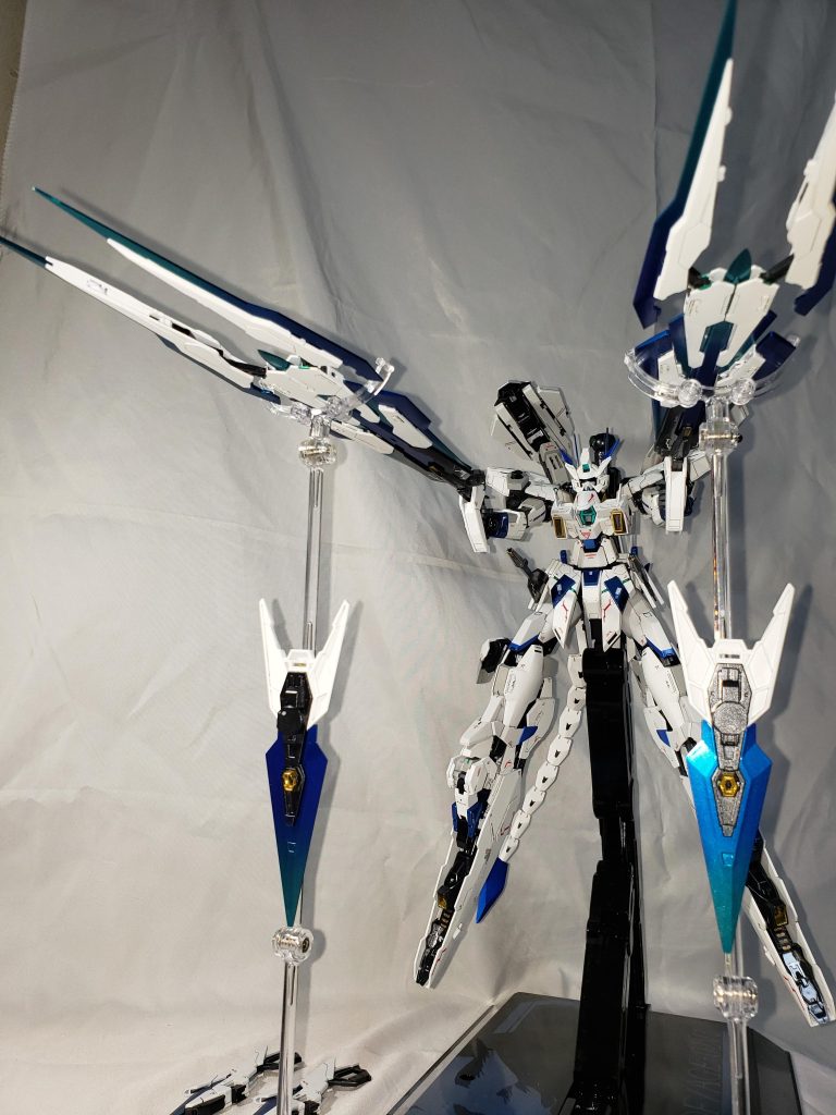 フルバーストモードヴァルキュリアソードにソードファンネルを装着し、この機体が持つヴァルキュリアライフルV3を除く全ての射撃兵装を一斉に放つ。広範囲を攻撃出来る上、威力も凄まじく、小規模の艦隊であれば一瞬で消し飛ぶ威力を持つ。当然消費エネルギーも凄まじいが、大出力ジェネレーターを4つ装備する本機体は連射はできないものの、放ったあとも普通に戦うことが可能。