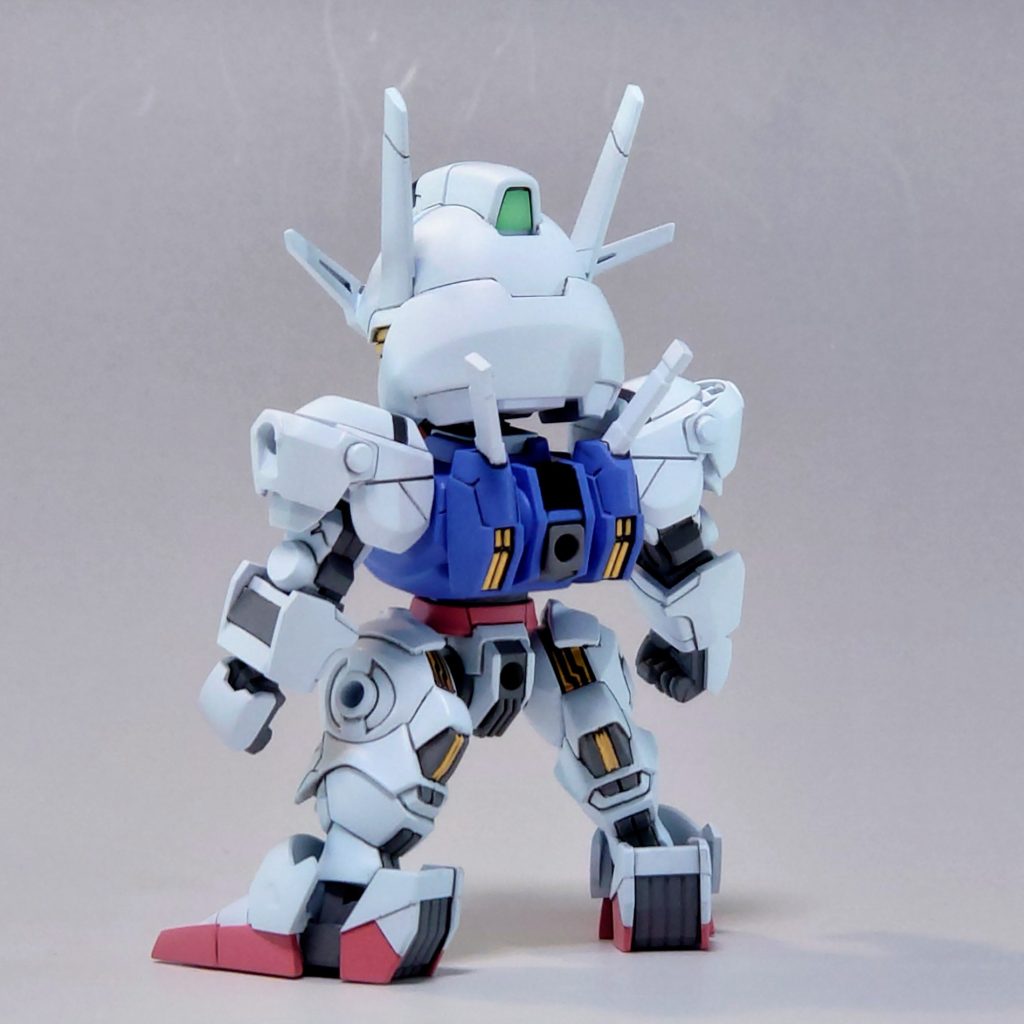 抜きの関係でアンテナ裏にブロックがあるので削り落とし。後頭部のカメラはプラ板を切り出して塗装後に接着してます。