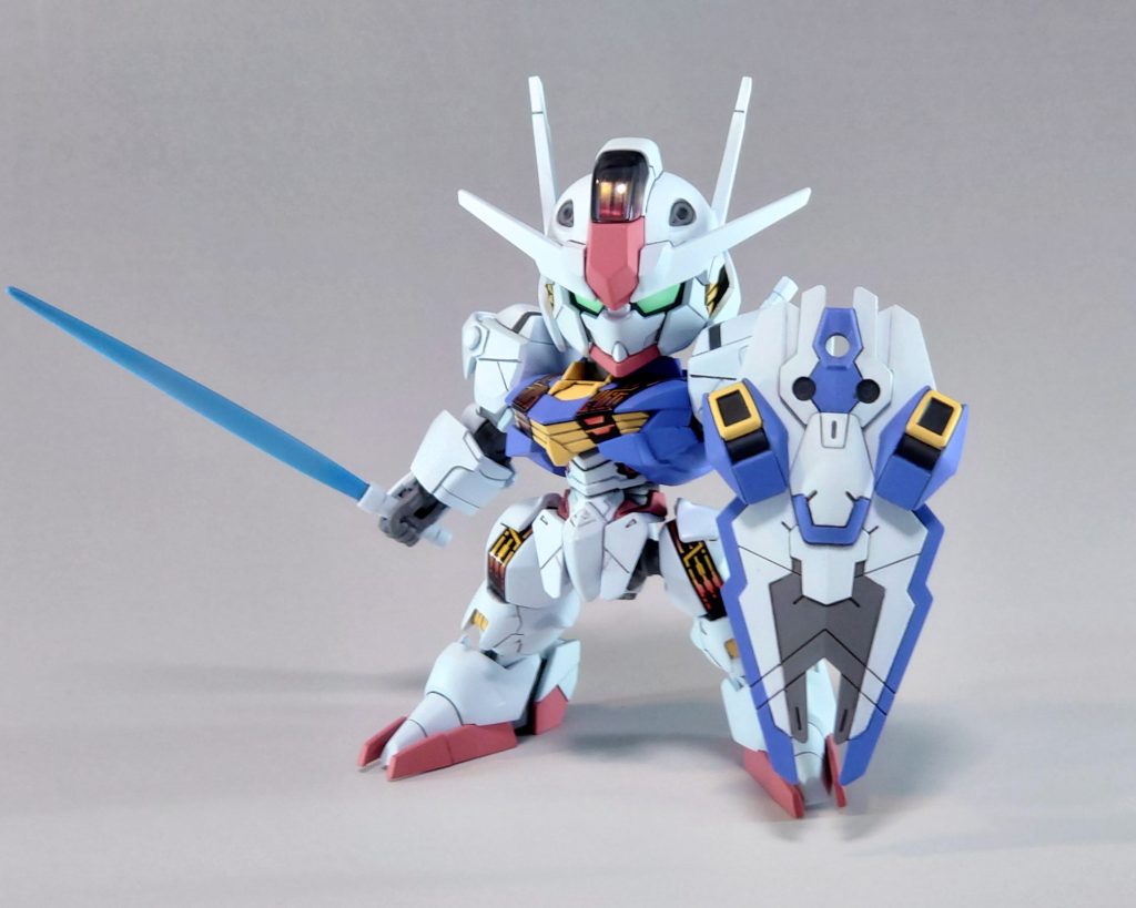 ビームサーベルのビーム部も軽くグラデーション塗装。シールドは塗り分けが多いので奥まってる部分から順に塗装していきました。