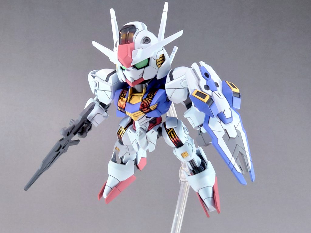 塗装は淡い色調で。白部は黒と菫色を少々、青はスカイブルーにパープル、赤はシャアザクのピンクに白とモンザレッドの混色です。