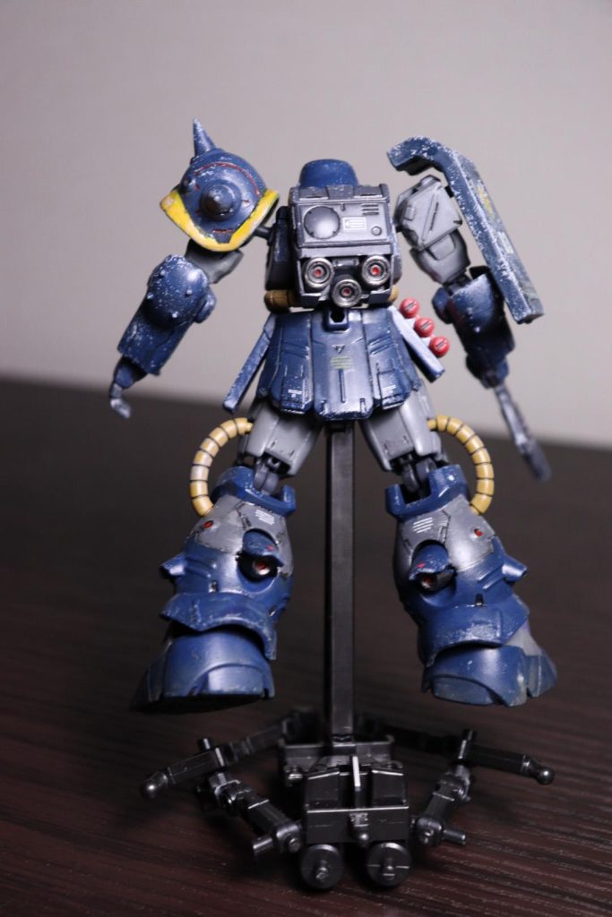 バックパックは、バーニア部が筒状になっているのが見えていてダサいので、両側に枠を付けて見えなくしています。また、バーニア内もいじってます。