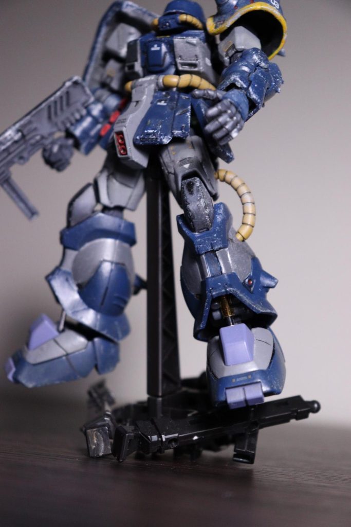 足首には可動式シリンダーを仕込みました。ソール内に磁石を仕込み、シリンダー(銀色の方)の根元に針金を固定してます。こうすることで足首が固定されず、動きにある程度は連動してくれます。Gフレームはお手軽に組めるのと、マッチョな傾向があるのでかなり好みです。今後のラインナップにも期待しています!