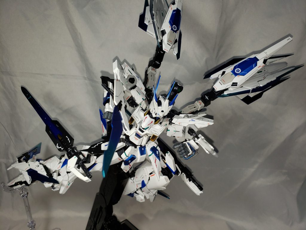 ADF/AGE-02V2を含むこれまでのヴァルキリーシリーズでは、格闘戦をする際ブレードファンネルを外さないと可動域が狭くなってしまいやりにくいという欠点があったため、基本展開した状態で戦闘を行っていたが、ADF/AGE-02V3では腕と脚にそれぞれ2個ずつコネクタを増設したことで、展開しなくても難なく格闘戦できるようになった。腕についたブレードファンネルは、腕に固定されたブレードやトンファーとして、脚についた方は推進装置としての役割を果たせるようになった。ちなみにファンネルを無効化するジャミングをかけられたとしても、ファンネルは完全自律モードに切り替わり、自動で戦闘を行うようになる。その際にはファンネルの所々に着いているセンサーが緑から赤色に変化する。これは宇宙軍がファンネルの脅威に対抗して作り出したジャミング装置を無効にするためである。