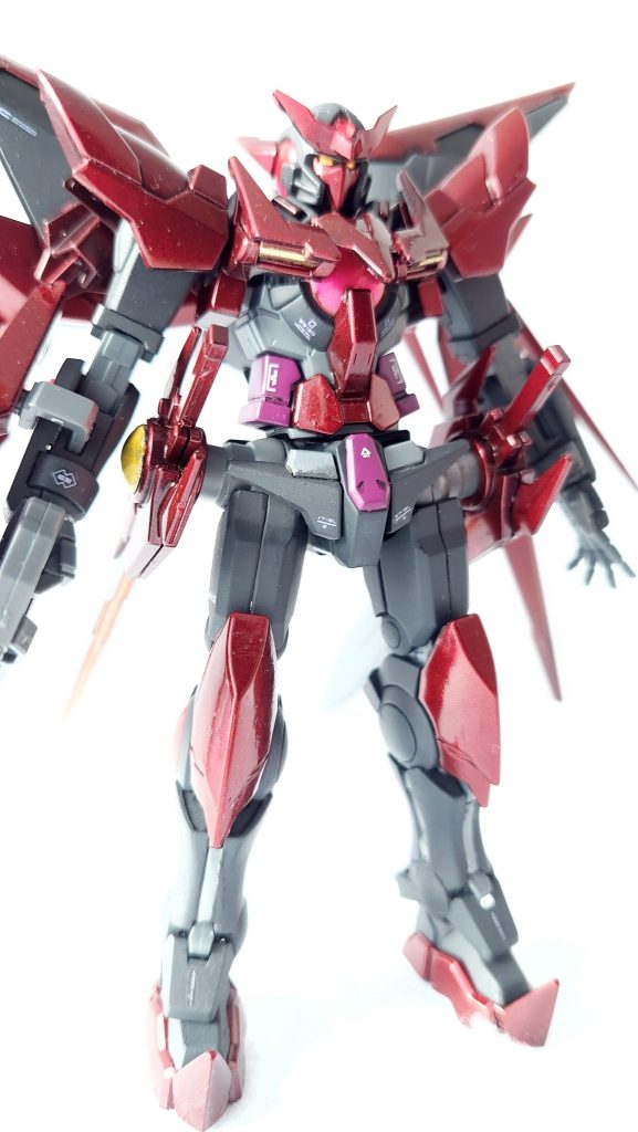 マシタ会長に洗脳されたメイジン・カワグチが操るガンプラ、ガンダムエクシアダークマター。ビルドファイターズのラスボスに相当するこのキット、キャンディ塗装が合いそうだなというイメージがありまして。ただそれだけで作るのでは物足りないなということで、今回は異なる光沢の組み合わせも並行して行う製作にしました。