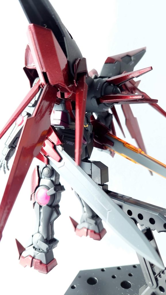 キャンディ塗装に挑戦するのは3回目。これまで作ったν-ジオンガンダムとイージスナイトガンダムは今ひとつでしたが、3度目の正直でこれならキャンディと呼んで構わないだろうというものにできました。黒サフ→光沢ブラック→ピュアーメタリックレッド×3→1日おきにクリヤーレッド×3回。