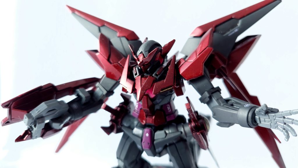 赤の光沢と黒のつや消しの2種で作れると思っていたのですが、よく見るとワインレッドやグレーなどそれ以外の色もチラホラ。そして一部パーツはABSが使用されていて塗装に不向きなことが判明。このあたりは差別化として半光沢で仕上げることにしました。一部のグレーは黒パーツと分割されていないため、半光沢まで仕上げてから付属のシールでマスキングしています。