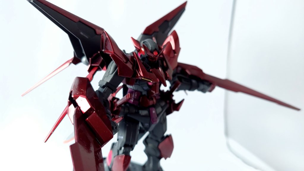 黒のパーツはタミヤのラバーブラックを初使用してつや消し仕上げ。名前の通りゴムのような質感に仕上がり、キャンディ塗装した赤パーツとのギャップを出すのにうってつけ。ウイングのひし形部分は少し違う黒のようだったので、こちらは黒サフをそのまま使用しています。