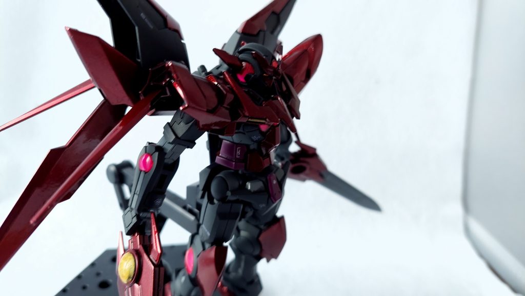 クリアパーツは裏地を4アーティストマーカーシルバーで塗装。プロミネンスブレイド及びブライニクルブレイドの玉の部分はホログラフィックマーカーのMEPEホロイエローと月光蝶ホロシルバーでちょっと違った風合いになるようにしました。最後はキャンディ塗装の剥げ防止と深み出しにモデリングワックスを塗って完成!